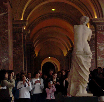 Taking pictures of Venus de Milo